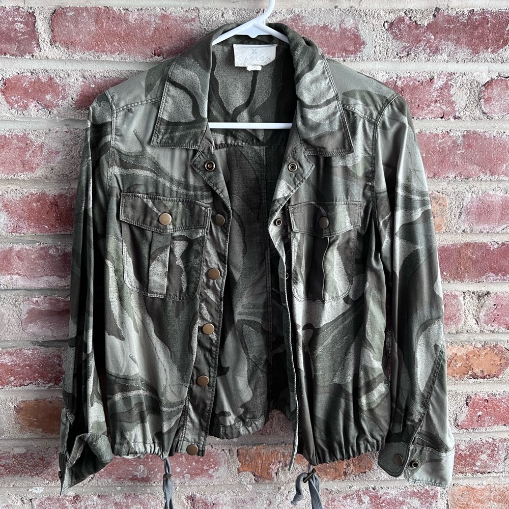 Caslon camouflage button up jacket. Adjustable waist size. Thin and stylish.
